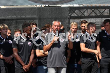 Fussball. Bundesliga. Austria Klagenfurt. Aufstiegsfeier. Mannschaftspraesentation. Gloire Amanda, Trainer Peter Pacult. Klagenfurt, am 10.7.2021.
Foto: Kuess
www.qspictures.net
---
pressefotos, pressefotografie, kuess, qs, qspictures, sport, bild, bilder, bilddatenbank