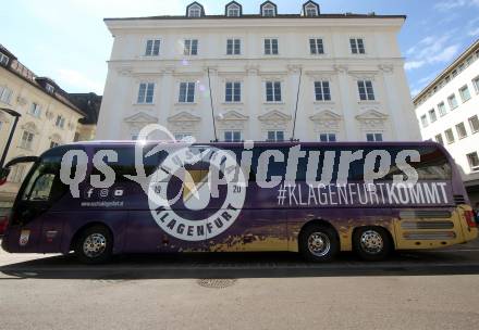 Fussball. Bundesliga. Austria Klagenfurt. Aufstiegsfeier. Mannschaftspraesentation.  Mannschaftsbus. Klagenfurt, am 10.7.2021.
Foto: Kuess
www.qspictures.net
---
pressefotos, pressefotografie, kuess, qs, qspictures, sport, bild, bilder, bilddatenbank