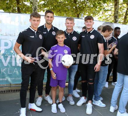 Fussball. Bundesliga. Austria Klagenfurt. Aufstiegsfeier, Mannschaftspraesentation. David Puntigam , Thorsten Mahrer, Floriasn Freissegger, Tim Koestenbauer . Klagenfurt, am 10.7.2021.
Foto: Kuess
www.qspictures.net
---
pressefotos, pressefotografie, kuess, qs, qspictures, sport, bild, bilder, bilddatenbank