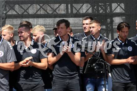 Fussball. Bundesliga. Austria Klagenfurt. Aufstiegsfeier. Mannschaftspraesentation. Turgay Gemicibasi, Herbert Paul, Ivan Saravanja, Julian von Haacke. Klagenfurt, am 10.7.2021.
Foto: Kuess
www.qspictures.net
---
pressefotos, pressefotografie, kuess, qs, qspictures, sport, bild, bilder, bilddatenbank