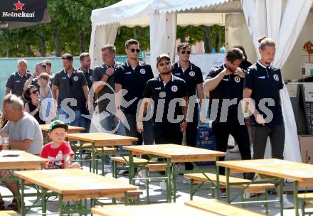 Fussball. Bundesliga. Austria Klagenfurt. Aufstiegsfeier, Mannschaftspraesentation.  Maximiliano Moreira, Patrick Greil, Thorsten Mahrer, Herbert Paul . Klagenfurt, am 10.7.2021.
Foto: Kuess
www.qspictures.net
---
pressefotos, pressefotografie, kuess, qs, qspictures, sport, bild, bilder, bilddatenbank