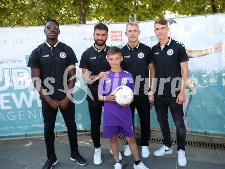 Fussball. Bundesliga. Austria Klagenfurt. Aufstiegsfeier. Mannschaftspraesentation. Kwabe Schulz, Kosmas Gkezos, Benjamin Hadzic, Tim Maciejewski . Klagenfurt, am 10.7.2021.
Foto: Kuess
www.qspictures.net
---
pressefotos, pressefotografie, kuess, qs, qspictures, sport, bild, bilder, bilddatenbank