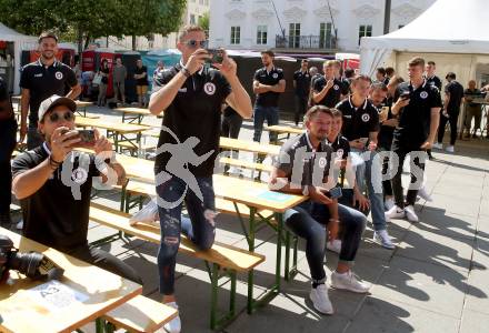 Fussball. Bundesliga. Austria Klagenfurt. Aufstiegsfeier. Mannschaftspraesentation. Klagenfurt, am 10.7.2021.
Foto: Kuess
www.qspictures.net
---
pressefotos, pressefotografie, kuess, qs, qspictures, sport, bild, bilder, bilddatenbank