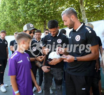 Fussball. Bundesliga. Austria Klagenfurt. Aufstiegsfeier. Mannschaftspraesentation. Maximiliano Moreira, Darijo Pecirep, Markus Pink . Klagenfurt, am 10.7.2021.
Foto: Kuess
www.qspictures.net
---
pressefotos, pressefotografie, kuess, qs, qspictures, sport, bild, bilder, bilddatenbank