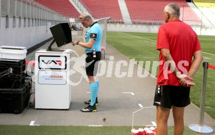 Fussball Bundesliga Testspiel Austria Klagenfurt. Test VAR. Video Assistant Referee. Schiedsrichter Thomas Froehlacher, Trainer Peter Pacult. Klagenfurt, am 19.7.2021.
Foto: Kuess
www.qspictures.net
---
pressefotos, pressefotografie, kuess, qs, qspictures, sport, bild, bilder, bilddatenbank