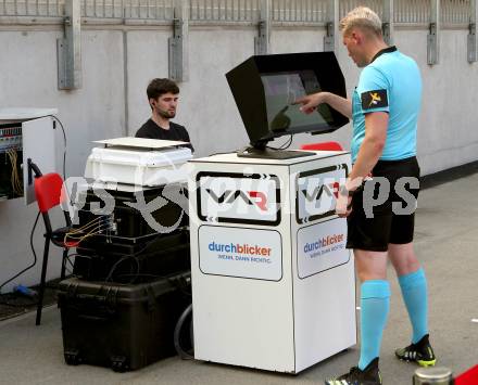 Fussball Bundesliga Testspiel Austria Klagenfurt. Test VAR. Video Assistant Referee. Schiedsrichter Thomas Froehlacher. Klagenfurt, am 19.7.2021.
Foto: Kuess
www.qspictures.net
---
pressefotos, pressefotografie, kuess, qs, qspictures, sport, bild, bilder, bilddatenbank