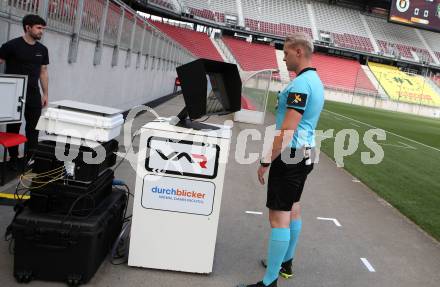 Fussball Bundesliga Testspiel Austria Klagenfurt. Test VAR. Video Assistant Referee. Schiedsrichter Thomas Froehlacher. Klagenfurt, am 19.7.2021.
Foto: Kuess
www.qspictures.net
---
pressefotos, pressefotografie, kuess, qs, qspictures, sport, bild, bilder, bilddatenbank