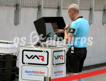 Fussball Bundesliga Testspiel Austria Klagenfurt. Test VAR. Video Assistant Referee. Schiedsrichter Thomas Froehlacher. Klagenfurt, am 19.7.2021.
Foto: Kuess
www.qspictures.net
---
pressefotos, pressefotografie, kuess, qs, qspictures, sport, bild, bilder, bilddatenbank