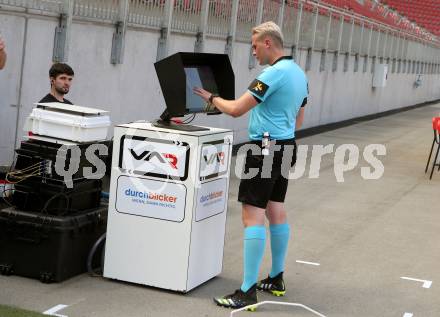 Fussball Bundesliga Testspiel Austria Klagenfurt. Test VAR. Video Assistant Referee. Schiedsrichter Thomas Froehlacher. Klagenfurt, am 19.7.2021.
Foto: Kuess
www.qspictures.net
---
pressefotos, pressefotografie, kuess, qs, qspictures, sport, bild, bilder, bilddatenbank