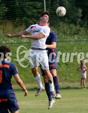 Fussball Kaerntner Liga. Maria Saal gegen Kraig.  Tim Oman (Maria Saal),   Moritz Johannes Kirbach (Kraig). Maria Saal, am 24.7.2021.
Foto: Kuess
---
pressefotos, pressefotografie, kuess, qs, qspictures, sport, bild, bilder, bilddatenbank