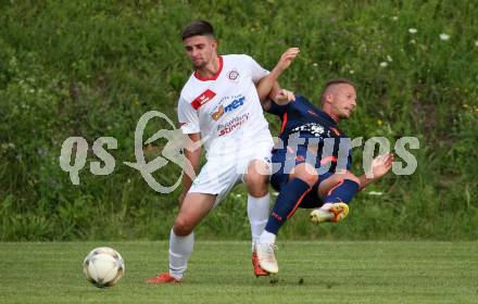 Fussball Kaerntner Liga. Maria Saal gegen Kraig. Aljaz Pavlin  (Maria Saal),  Michael Kulnik  (Kraig). Maria Saal, am 24.7.2021.
Foto: Kuess
---
pressefotos, pressefotografie, kuess, qs, qspictures, sport, bild, bilder, bilddatenbank