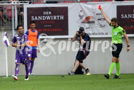 Fussball. Bundesliga. SK Austria Klagenfurt gegen WAC.  Maximiliano Moreira Romero (Klagenfurt), Schiedsrichter Christopher Jaeger. Klagenfurt, am 25.7.2021.
Foto: Kuess
www.qspictures.net
---
pressefotos, pressefotografie, kuess, qs, qspictures, sport, bild, bilder, bilddatenbank