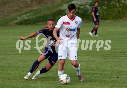 Fussball Kaerntner Liga. Maria Saal gegen Kraig.  Tim Oman (Maria Saal),   Michael Kulnik (Kraig). Maria Saal, am 24.7.2021.
Foto: Kuess
---
pressefotos, pressefotografie, kuess, qs, qspictures, sport, bild, bilder, bilddatenbank