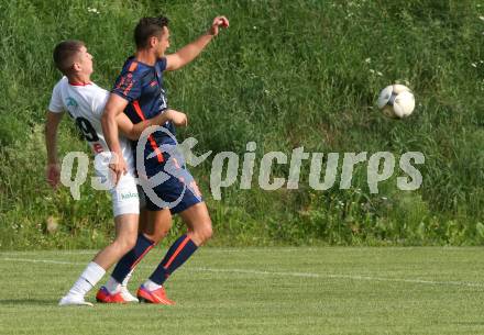 Fussball Kaerntner Liga. Maria Saal gegen Kraig.  Kenen Bosnic  (Maria Saal),   Sebastian Hertelt (Kraig). Maria Saal, am 24.7.2021.
Foto: Kuess
---
pressefotos, pressefotografie, kuess, qs, qspictures, sport, bild, bilder, bilddatenbank