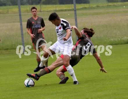 Fussball 1. Klasse B. Kleinkirchheim gegen Velden.  Rafael Lax (Kleinkirchheim), Harun Memic  (Velden). Kleinkirchheim, am 25.7.2021.
Foto: Kuess
---
pressefotos, pressefotografie, kuess, qs, qspictures, sport, bild, bilder, bilddatenbank