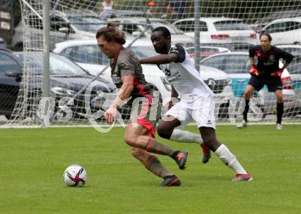 Fussball 1. Klasse B. Kleinkirchheim gegen Velden.  Rafael Lax (Kleinkirchheim),  Kevin Mpaka  (Velden). Kleinkirchheim, am 25.7.2021.
Foto: Kuess
---
pressefotos, pressefotografie, kuess, qs, qspictures, sport, bild, bilder, bilddatenbank