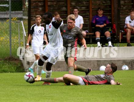 Fussball 1. Klasse B. Kleinkirchheim gegen Velden.  Mario Dilberovic (Kleinkirchheim),   Kevin Mpaka (Velden). Kleinkirchheim, am 25.7.2021.
Foto: Kuess
---
pressefotos, pressefotografie, kuess, qs, qspictures, sport, bild, bilder, bilddatenbank