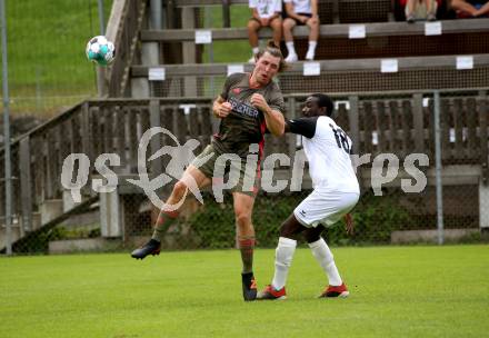 Fussball 1. Klasse B. Kleinkirchheim gegen Velden. Rafael Lax  (Kleinkirchheim),   Kevin Mpaka (Velden). Kleinkirchheim, am 25.7.2021.
Foto: Kuess
---
pressefotos, pressefotografie, kuess, qs, qspictures, sport, bild, bilder, bilddatenbank