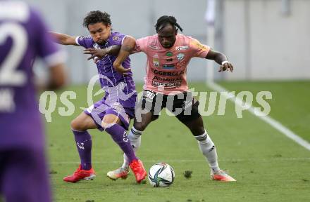 Fussball. Bundesliga. SK Austria Klagenfurt gegen TSV Hartberg.   Maximiliano Moreira, (Klagenfurt), Seth Paintsil  (Hartberg). Klagenfurt, am 7.8.2021.
Foto: Kuess
www.qspictures.net
---
pressefotos, pressefotografie, kuess, qs, qspictures, sport, bild, bilder, bilddatenbank