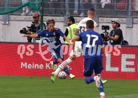 Fussball. Testspiel. Real Madrid gegen AC Milan. Luca Modric, Lucas Vazques Iglesias (Real Madrid), Krunic Rade (AC Milan). Klagenfurt Woerthersee Stadion, am 8.8.2021.
Foto: Kuess
www.qspictures.net
---
pressefotos, pressefotografie, kuess, qs, qspictures, sport, bild, bilder, bilddatenbank