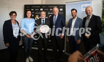 Fussball. Testspiel. Real Madrid gegen AC Milan. Beate Prettner, Elisabeth Koestinger, Praesident Real Madrid Florentino Perez,   Praesident AC Milan Paolo Scaroni, Sebastian Schuschnig, Christian Kresse. Klagenfurt Woerthersee Stadion, am 8.8.2021.
Foto: Kuess
www.qspictures.net
---
pressefotos, pressefotografie, kuess, qs, qspictures, sport, bild, bilder, bilddatenbank