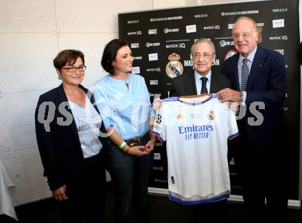 Fussball. Testspiel. Real Madrid gegen AC Milan. Beate Prettner, Elisabeth Koestinger, Praesident Real Madrid Florentino Perez, Praesident AC Milan Paolo Scaroni. Klagenfurt Woerthersee Stadion, am 8.8.2021.
Foto: Kuess
www.qspictures.net
---
pressefotos, pressefotografie, kuess, qs, qspictures, sport, bild, bilder, bilddatenbank