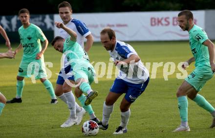 Fussball. Regionallliga. Treibach gegen ATSV Stadl-Paura. Bernhard Walzl  (Treibach), Petar Baric (ATSV Stadl-Paura). Treibach, am 10.8.2021.
Foto: Kuess
www.qspictures.net
---
pressefotos, pressefotografie, kuess, qs, qspictures, sport, bild, bilder, bilddatenbank