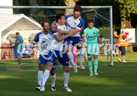 Fussball. Regionallliga. Treibach gegen ATSV Stadl-Paura.  Torjubel  Bernhard Walzl, Hanno Ulrich Wachernig , Moritz Leitner,  (Treibach). Treibach, am 10.8.2021.
Foto: Kuess
www.qspictures.net
---
pressefotos, pressefotografie, kuess, qs, qspictures, sport, bild, bilder, bilddatenbank