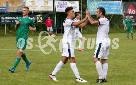 Fussball 1. KLasse C. St. Urban gegen St. Veit.  Torjubel  Edin Serdarevic,  Ramazan Guerkan (St. Veit). St. Urban, am 15.8.2021.
Foto: Kuess
---
pressefotos, pressefotografie, kuess, qs, qspictures, sport, bild, bilder, bilddatenbank