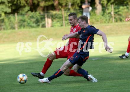 Fussball. Kaerntner Liga. ATUS Ferlach gegen Kraig.  Martin Posratschnig   (Ferlach), Martin Franz Alexander Lamzari  (Kraig). Ferlach, am 21.8.2021.
Foto: Kuess
www.qspictures.net
---
pressefotos, pressefotografie, kuess, qs, qspictures, sport, bild, bilder, bilddatenbank