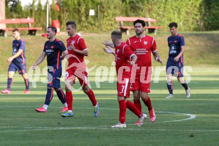 Fussball. Kaerntner Liga. ATUS Ferlach gegen Kraig.  Torjubel Stephan Buergler, Tobias Alexander Schaflechner (Ferlach). Ferlach, am 21.8.2021.
Foto: Kuess
www.qspictures.net
---
pressefotos, pressefotografie, kuess, qs, qspictures, sport, bild, bilder, bilddatenbank