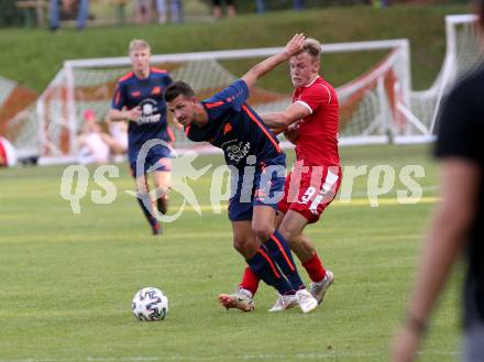 Fussball. Kaerntner Liga. ATUS Ferlach gegen Kraig.  Hannes Marcel Schwarz  (Ferlach),  Benjamin Lamzari (Kraig). Ferlach, am 21.8.2021.
Foto: Kuess
www.qspictures.net
---
pressefotos, pressefotografie, kuess, qs, qspictures, sport, bild, bilder, bilddatenbank