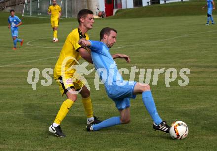 Fussball. Unterliga West. Lind gegen VSV.  Lukas Gritschacher  (Lind),   Raphael Velikogne (VSV). Lind, am 21.8.2021.
Foto: Kuess
www.qspictures.net
---
pressefotos, pressefotografie, kuess, qs, qspictures, sport, bild, bilder, bilddatenbank