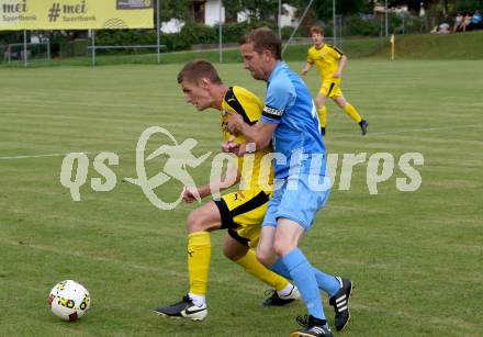 Fussball. Unterliga West. Lind gegen VSV.  Lukas Gritschacher  (Lind),    Raphael Velikogne (VSV). Lind, am 21.8.2021.
Foto: Kuess
www.qspictures.net
---
pressefotos, pressefotografie, kuess, qs, qspictures, sport, bild, bilder, bilddatenbank