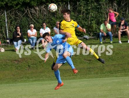 Fussball. Unterliga West. Lind gegen VSV.  David Gabriel Oswald (Lind),   Louis-Christo Sallfeldner (VSV). Lind, am 21.8.2021.
Foto: Kuess
www.qspictures.net
---
pressefotos, pressefotografie, kuess, qs, qspictures, sport, bild, bilder, bilddatenbank