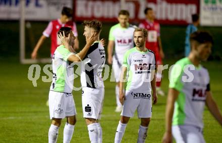 Fussball Kaerntner Liga. St. Andrae/WAC Juniors gegen Feldkirchen.  Torjubel  Kevin Alfons Bretis,  Michael Groinig,  David Tamegger  (Feldkirchen). St. Andrae, am 27.8.2021.
Foto: Kuess
---
pressefotos, pressefotografie, kuess, qs, qspictures, sport, bild, bilder, bilddatenbank