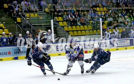 Eishockey Testspiel. EC Grand Immo VSV gegen HK Nitra. Joel Broda,   (VSV),  Adam Rockwood, Adrian Holesinsky (Nitra). Villach, am 31.8.2021.
Foto: Kuess
www.qspictures.net
---
pressefotos, pressefotografie, kuess, qs, qspictures, sport, bild, bilder, bilddatenbank