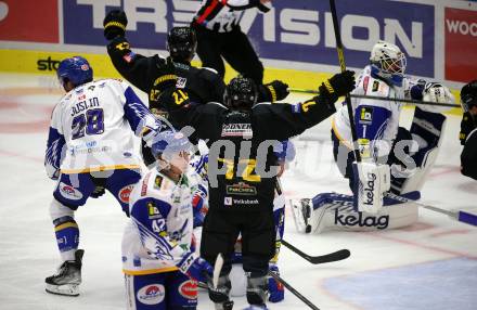 EBEL. Eishockey Bundesliga. VSV gegen HC Pustertal Woelfe. Torjubel Simon Berger, Alex Zeccetto   (Pustertal). Villach, am 24.9.2021.
Foto: Kuess
www.qspictures.net
---
pressefotos, pressefotografie, kuess, qs, qspictures, sport, bild, bilder, bilddatenbank