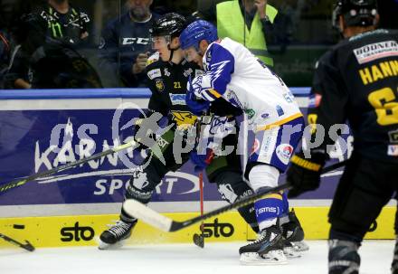 EBEL. Eishockey Bundesliga. VSV gegen HC Pustertal Woelfe. John Hughes,   (VSV), Simon Berger  (Pustertal). Villach, am 24.9.2021.
Foto: Kuess
www.qspictures.net
---
pressefotos, pressefotografie, kuess, qs, qspictures, sport, bild, bilder, bilddatenbank