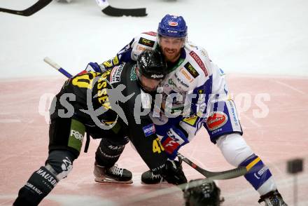 EBEL. Eishockey Bundesliga. VSV gegen HC Pustertal Woelfe. Chris Collins,   (VSV), Raphael Andergassen  (Pustertal). Villach, am 24.9.2021.
Foto: Kuess
www.qspictures.net
---
pressefotos, pressefotografie, kuess, qs, qspictures, sport, bild, bilder, bilddatenbank