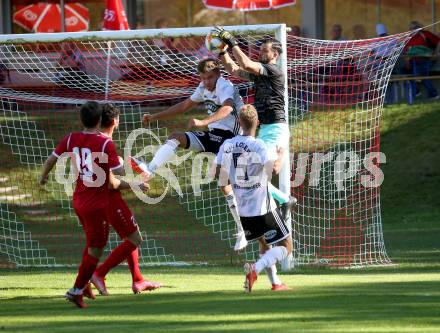 Fussball. Kaerntner Liga. Ferlach Atus gegen St. Michael/Bl..  Florian Heindl (Ferlach), Philipp Gerhard Pachoinig, Sebastian Visotschnig  (St. Michael). Ferlach, am 25.9.2021.
Foto: Kuess
www.qspictures.net
---
pressefotos, pressefotografie, kuess, qs, qspictures, sport, bild, bilder, bilddatenbank