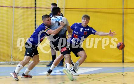 Handball. SC Kelag Ferlach gegen Sparkasse Schwaz Handball Tirol.   Aljaz Supovec, Nico Sager, (Ferlach),   Petar Medic  (Tirol). Ferlach, am 25.9.2021. 
Foto: Kuess
---
pressefotos, pressefotografie, kuess, qs, qspictures, sport, bild, bilder, bilddatenbank