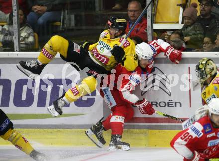 EBEL. Eishockey Bundesliga. KAC gegen	spusu Vienna Capitals. Manuel Geier,  (KAC), Charles Dodero  (Vienna Capitals). Klagenfurt, am 1.10.2021.
Foto: Kuess
www.qspictures.net

---
pressefotos, pressefotografie, kuess, qs, qspictures, sport, bild, bilder, bilddatenbank