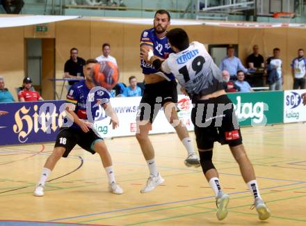 Handball. SC Kelag Ferlach gegen Sparkasse Schwaz Handball Tirol.   Dean Pomorisac, (Ferlach),  Petar Medic   (Tirol). Ferlach, am 25.9.2021. 
Foto: Kuess
---
pressefotos, pressefotografie, kuess, qs, qspictures, sport, bild, bilder, bilddatenbank