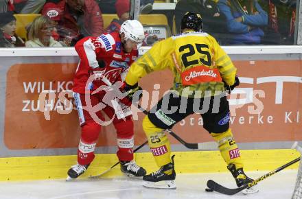 EBEL. Eishockey Bundesliga. KAC gegen	spusu Vienna Capitals. Johannes Bischofberger, (KAC),  Anton Karlsson  (Vienna Capitals). Klagenfurt, am 1.10.2021.
Foto: Kuess
www.qspictures.net

---
pressefotos, pressefotografie, kuess, qs, qspictures, sport, bild, bilder, bilddatenbank