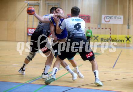 Handball. SC Kelag Ferlach gegen Sparkasse Schwaz Handball Tirol.   Peter Keresztes,  (Ferlach),  Balthasar Huber, Emanuel Petrusic  (Tirol). Ferlach, am 25.9.2021. 
Foto: Kuess
---
pressefotos, pressefotografie, kuess, qs, qspictures, sport, bild, bilder, bilddatenbank