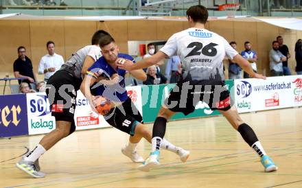 Handball. SC Kelag Ferlach gegen Sparkasse Schwaz Handball Tirol.   Peter Keresztes,  (Ferlach),  Michael Miskovez  (Tirol). Ferlach, am 25.9.2021. 
Foto: Kuess
---
pressefotos, pressefotografie, kuess, qs, qspictures, sport, bild, bilder, bilddatenbank