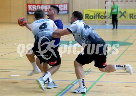 Handball. SC Kelag Ferlach gegen Sparkasse Schwaz Handball Tirol.   Peter Keresztes, (Ferlach),   Emanuel Petrusic, Dario Lochner  (Tirol). Ferlach, am 25.9.2021. 
Foto: Kuess
---
pressefotos, pressefotografie, kuess, qs, qspictures, sport, bild, bilder, bilddatenbank