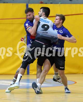 Handball. SC Kelag Ferlach gegen Sparkasse Schwaz Handball Tirol.   Leander Krobath, Florian Ploner,  (Ferlach),   Petar Medic  (Tirol). Ferlach, am 25.9.2021. 
Foto: Kuess
---
pressefotos, pressefotografie, kuess, qs, qspictures, sport, bild, bilder, bilddatenbank