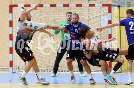 Handball. SC Kelag Ferlach gegen Sparkasse Schwaz Handball Tirol.   Adrian Milicevic,   (Ferlach),  Emanuel Petrusic,  (Tirol). Ferlach, am 25.9.2021. 
Foto: Kuess
---
pressefotos, pressefotografie, kuess, qs, qspictures, sport, bild, bilder, bilddatenbank